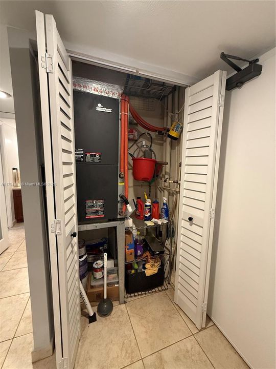 For Sale: $410,000 (1 beds, 1 baths, 655 Square Feet)