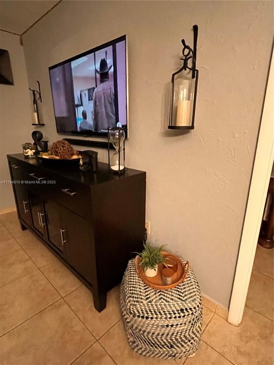 For Sale: $410,000 (1 beds, 1 baths, 655 Square Feet)