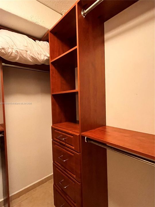 For Sale: $410,000 (1 beds, 1 baths, 655 Square Feet)