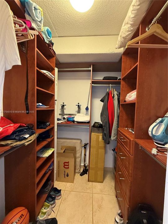 For Sale: $410,000 (1 beds, 1 baths, 655 Square Feet)