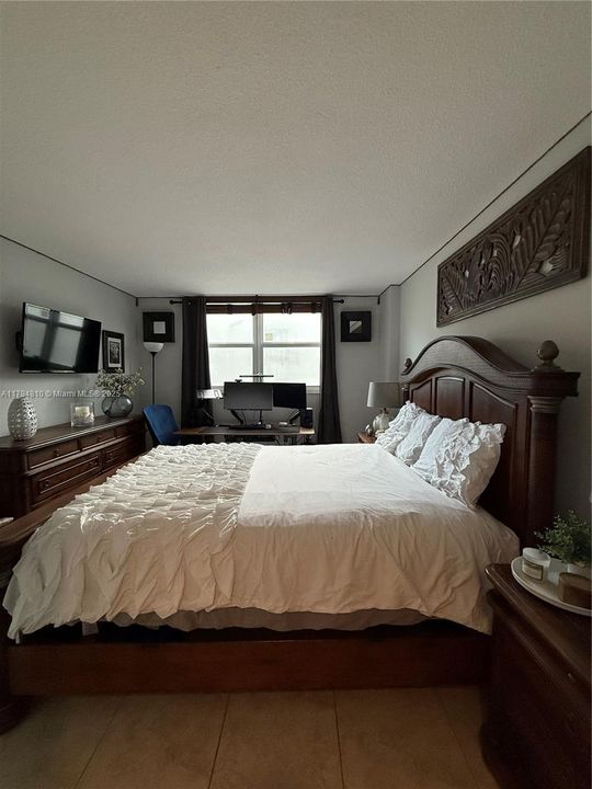 For Sale: $410,000 (1 beds, 1 baths, 655 Square Feet)