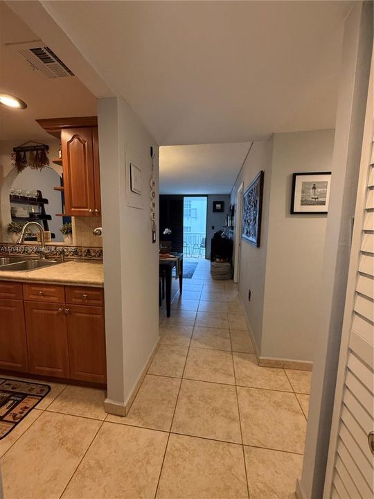 For Sale: $410,000 (1 beds, 1 baths, 655 Square Feet)