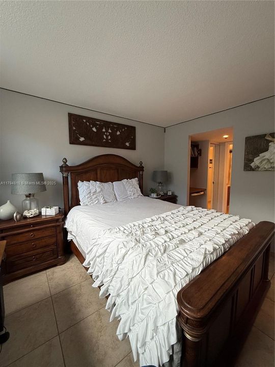 For Sale: $410,000 (1 beds, 1 baths, 655 Square Feet)