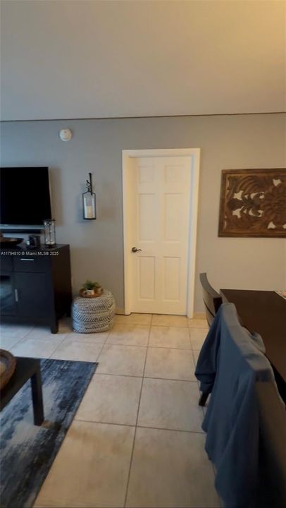 For Sale: $410,000 (1 beds, 1 baths, 655 Square Feet)