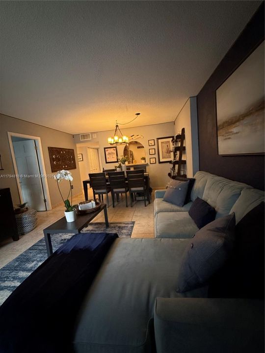 For Sale: $410,000 (1 beds, 1 baths, 655 Square Feet)