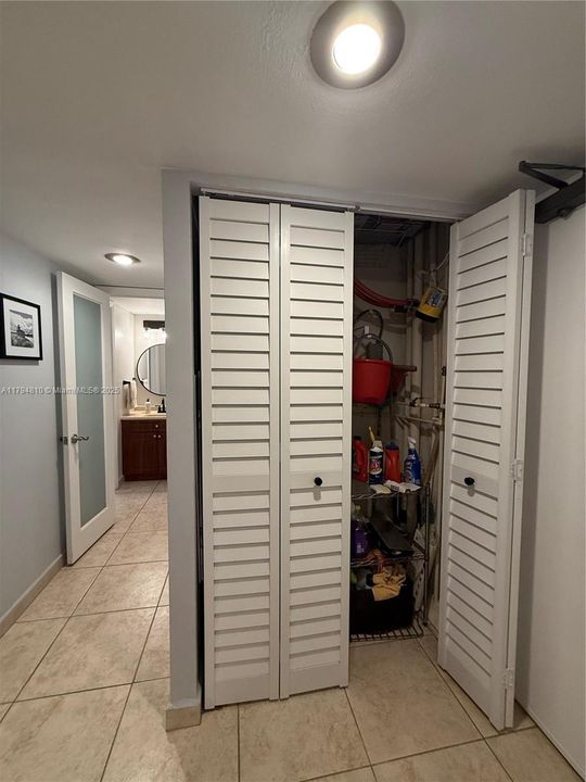 For Sale: $410,000 (1 beds, 1 baths, 655 Square Feet)