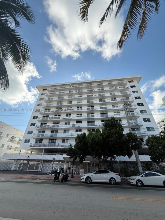 For Sale: $410,000 (1 beds, 1 baths, 655 Square Feet)