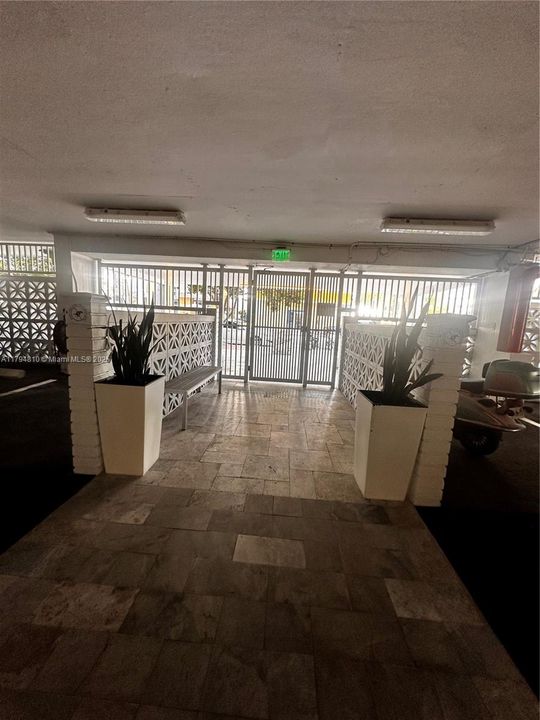 For Sale: $410,000 (1 beds, 1 baths, 655 Square Feet)