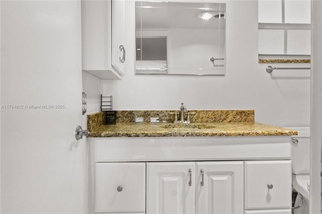 最近售出: $136,000 (1 贝兹, 1 浴室, 852 平方英尺)