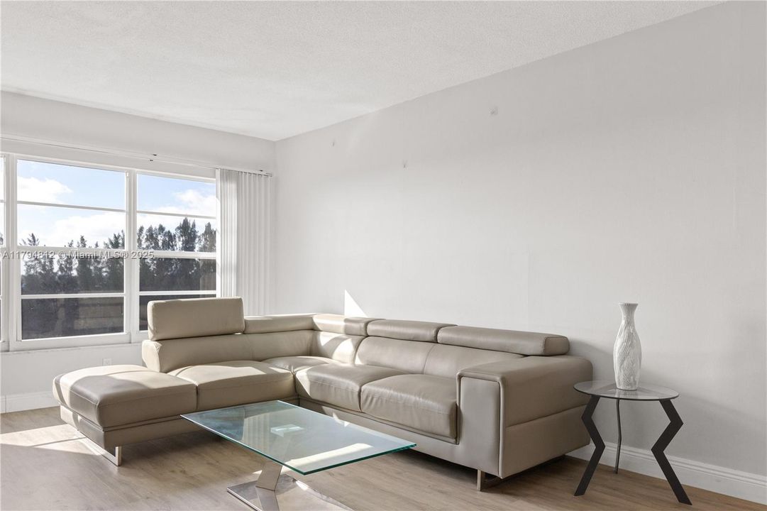 最近售出: $136,000 (1 贝兹, 1 浴室, 852 平方英尺)