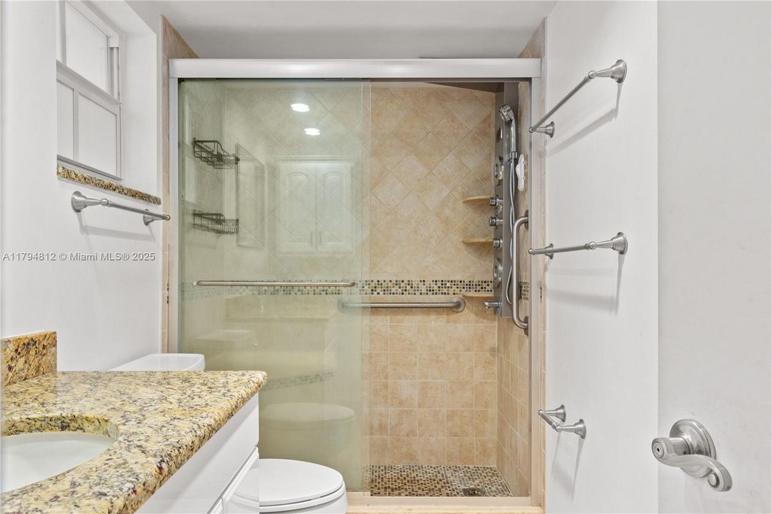 最近售出: $136,000 (1 贝兹, 1 浴室, 852 平方英尺)