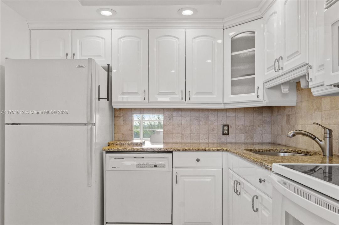 最近售出: $136,000 (1 贝兹, 1 浴室, 852 平方英尺)