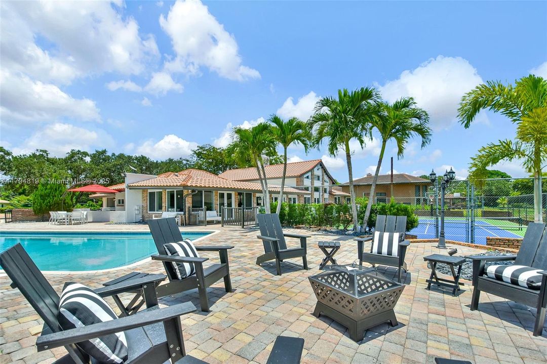 Recently Sold: $2,199,000 (6 beds, 5 baths, 6216 Square Feet)