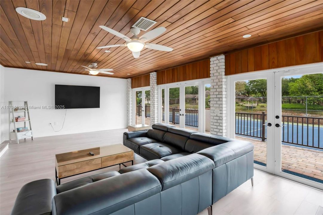 Recently Sold: $2,199,000 (6 beds, 5 baths, 6216 Square Feet)