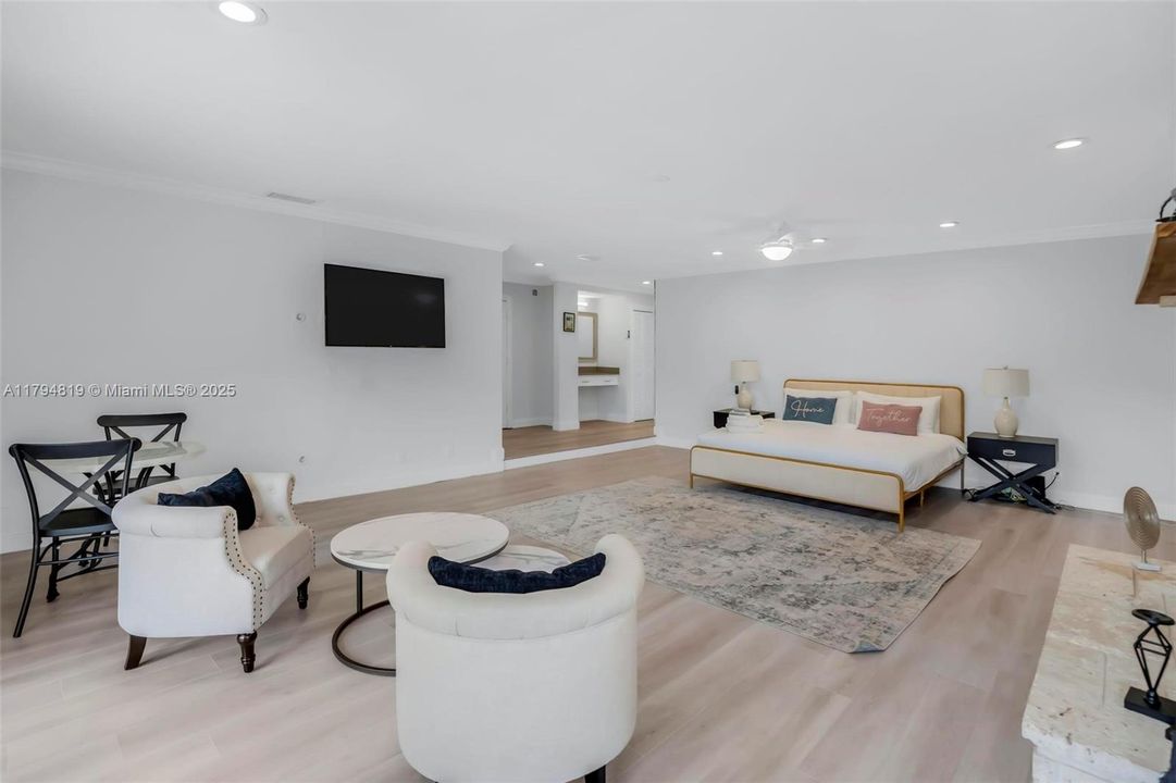 Recently Sold: $2,199,000 (6 beds, 5 baths, 6216 Square Feet)