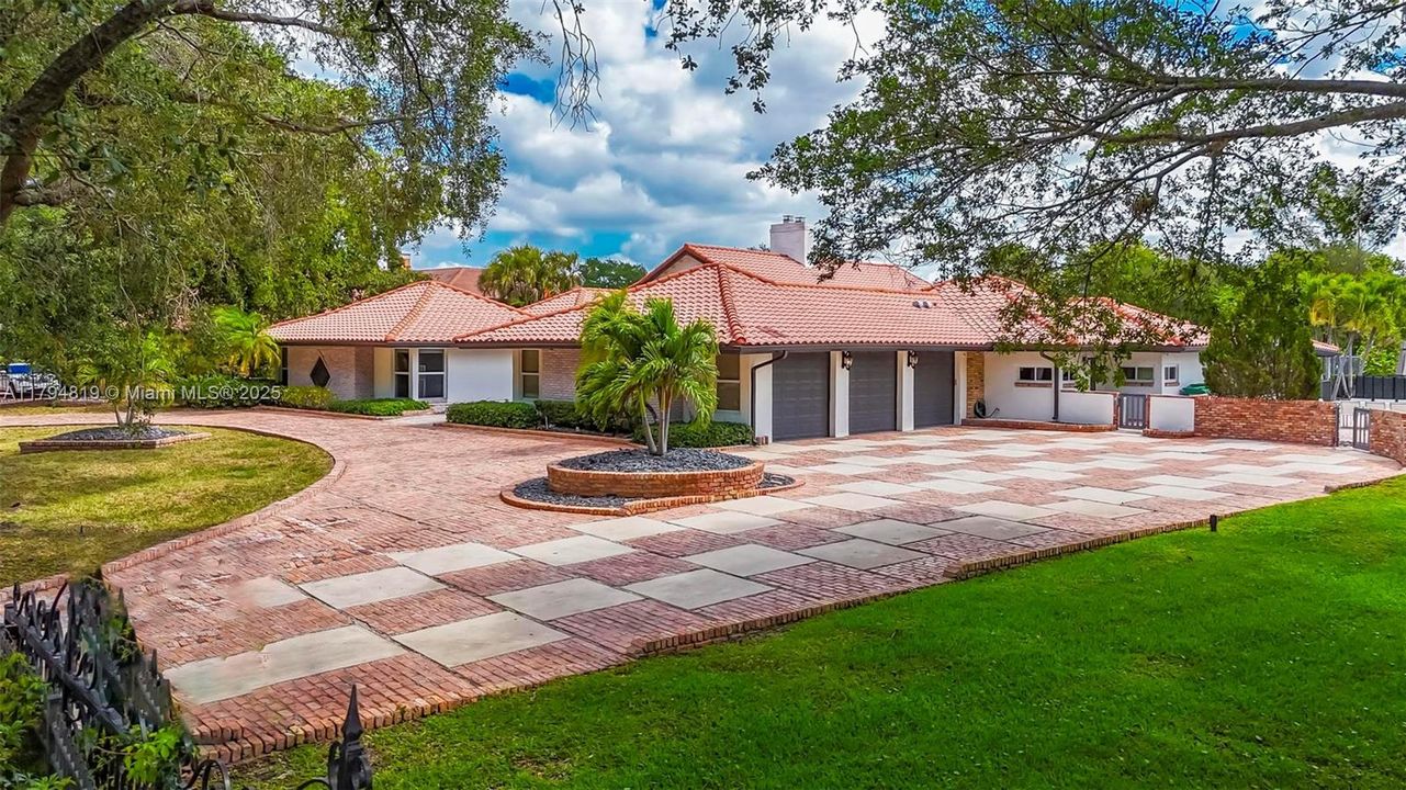 Recently Sold: $2,199,000 (6 beds, 5 baths, 6216 Square Feet)