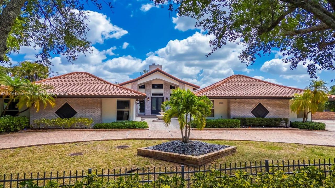 Recently Sold: $2,199,000 (6 beds, 5 baths, 6216 Square Feet)