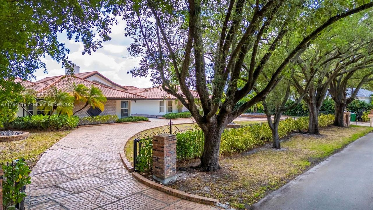 Recently Sold: $2,199,000 (6 beds, 5 baths, 6216 Square Feet)