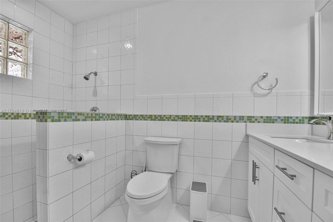 Recently Sold: $2,199,000 (6 beds, 5 baths, 6216 Square Feet)