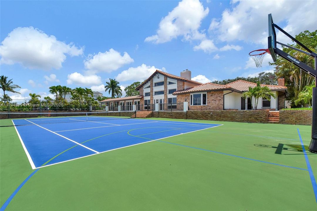 Recently Sold: $2,199,000 (6 beds, 5 baths, 6216 Square Feet)