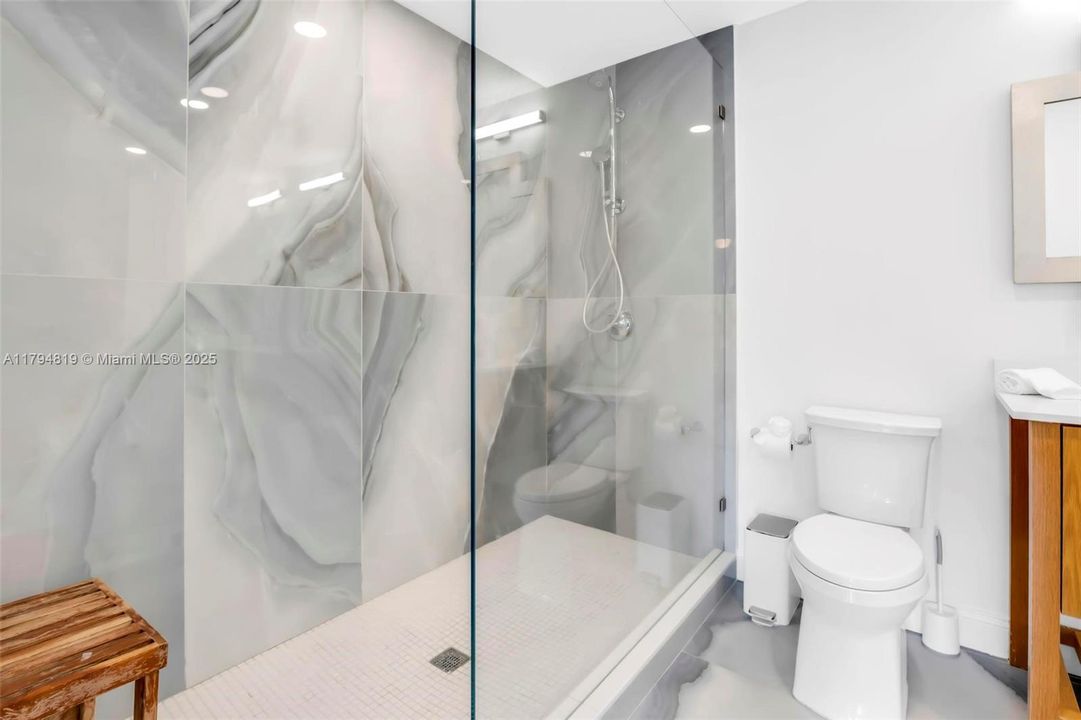 Recently Sold: $2,199,000 (6 beds, 5 baths, 6216 Square Feet)