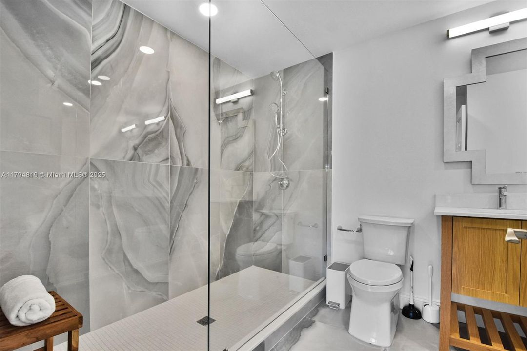 Recently Sold: $2,199,000 (6 beds, 5 baths, 6216 Square Feet)