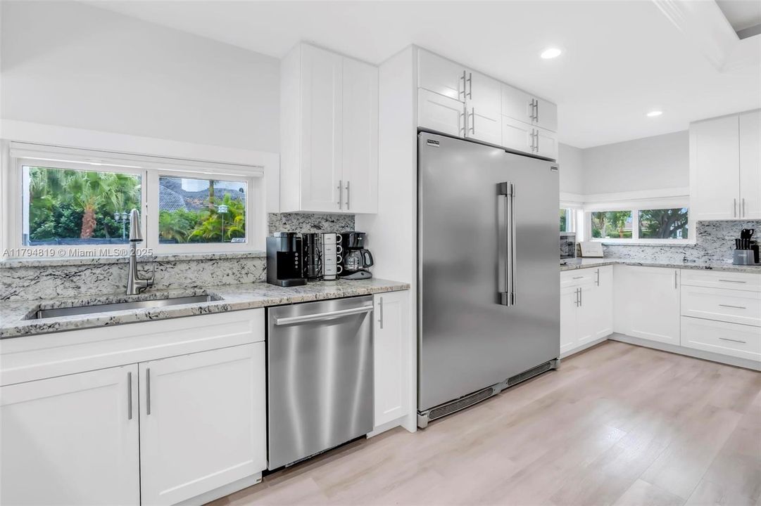 Recently Sold: $2,199,000 (6 beds, 5 baths, 6216 Square Feet)