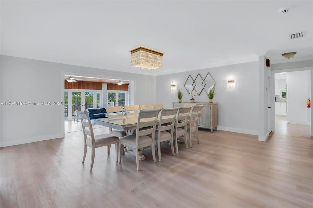 Recently Sold: $2,199,000 (6 beds, 5 baths, 6216 Square Feet)