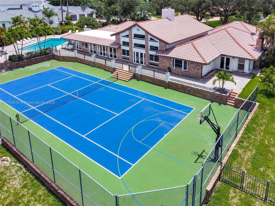 Recently Sold: $2,199,000 (6 beds, 5 baths, 6216 Square Feet)