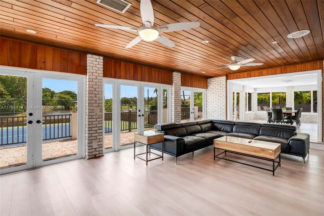 Recently Sold: $2,199,000 (6 beds, 5 baths, 6216 Square Feet)