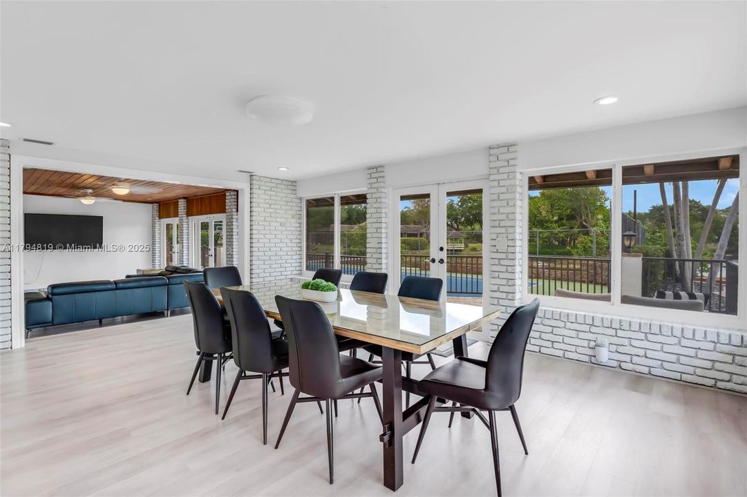 Recently Sold: $2,199,000 (6 beds, 5 baths, 6216 Square Feet)