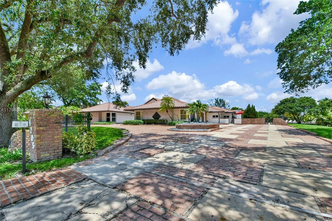 Recently Sold: $2,199,000 (6 beds, 5 baths, 6216 Square Feet)