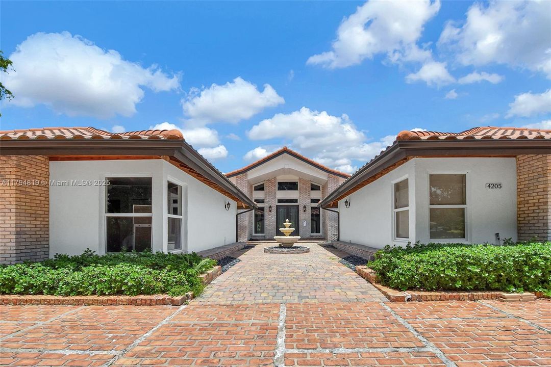 Recently Sold: $2,199,000 (6 beds, 5 baths, 6216 Square Feet)