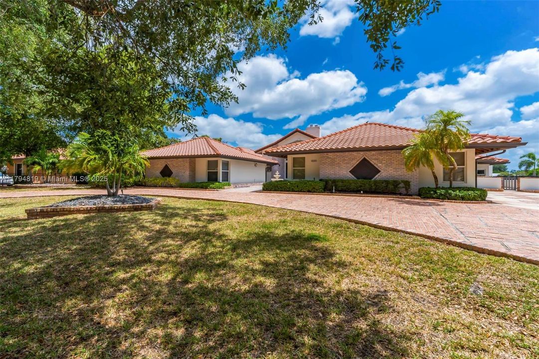 Recently Sold: $2,199,000 (6 beds, 5 baths, 6216 Square Feet)