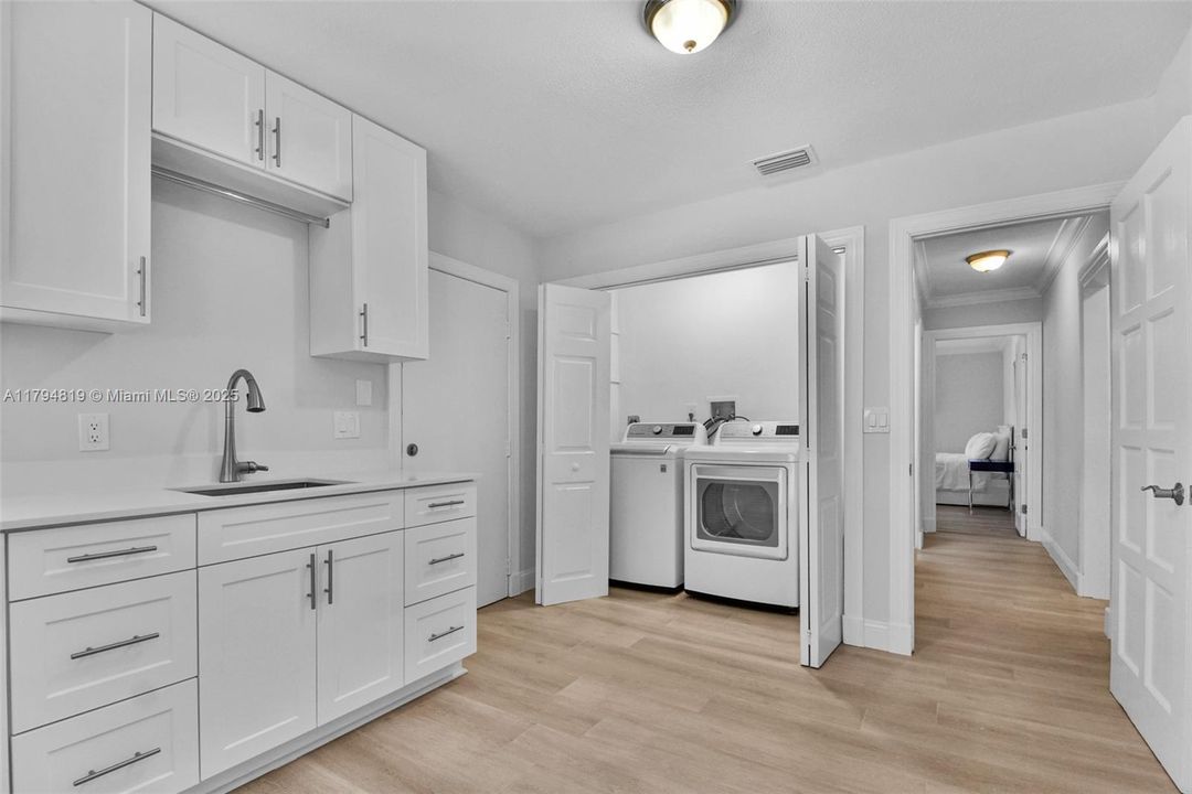 Recently Sold: $2,199,000 (6 beds, 5 baths, 6216 Square Feet)