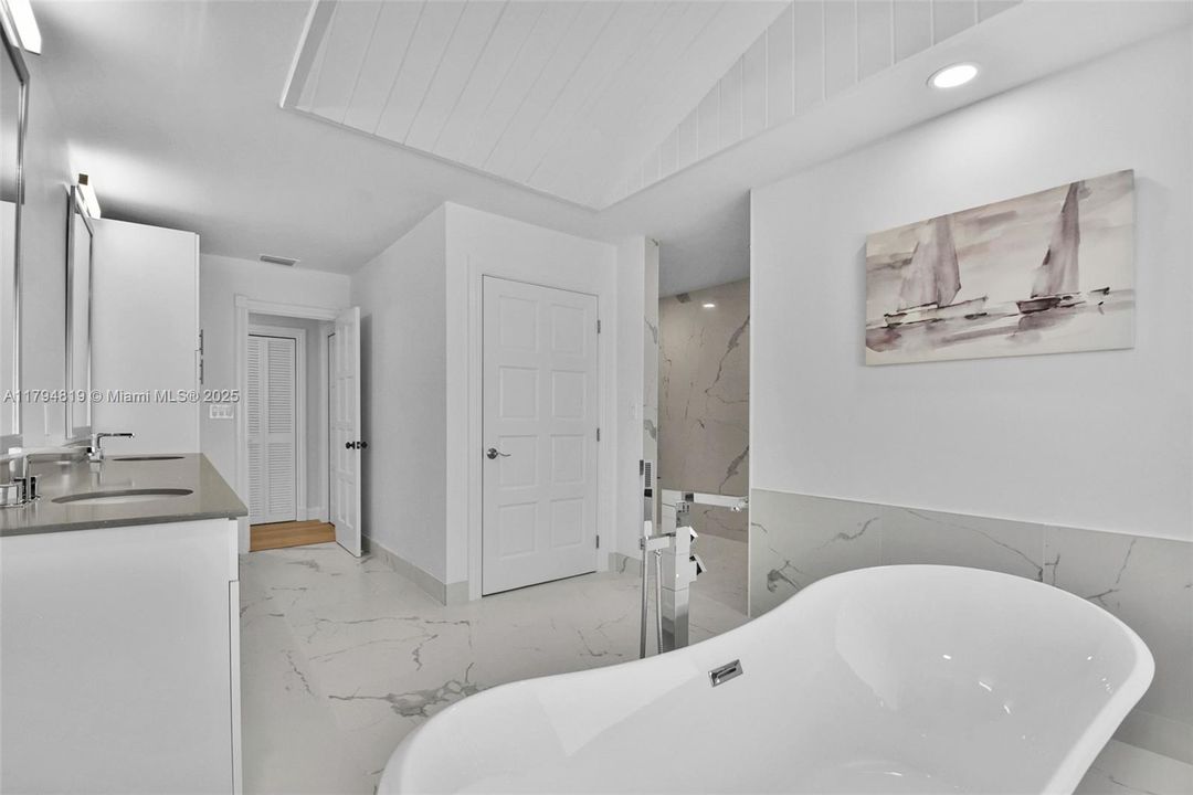 Recently Sold: $2,199,000 (6 beds, 5 baths, 6216 Square Feet)