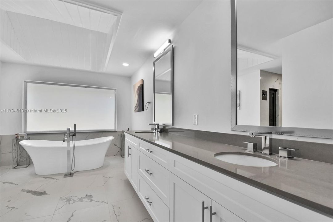 Recently Sold: $2,199,000 (6 beds, 5 baths, 6216 Square Feet)