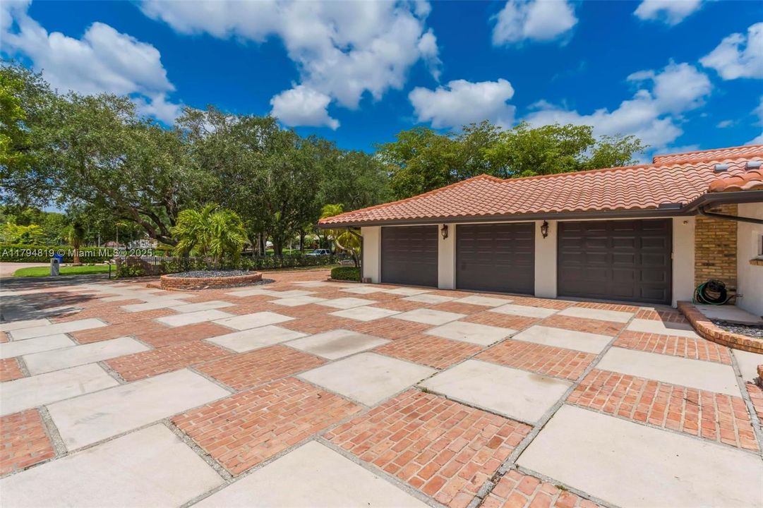 Recently Sold: $2,199,000 (6 beds, 5 baths, 6216 Square Feet)