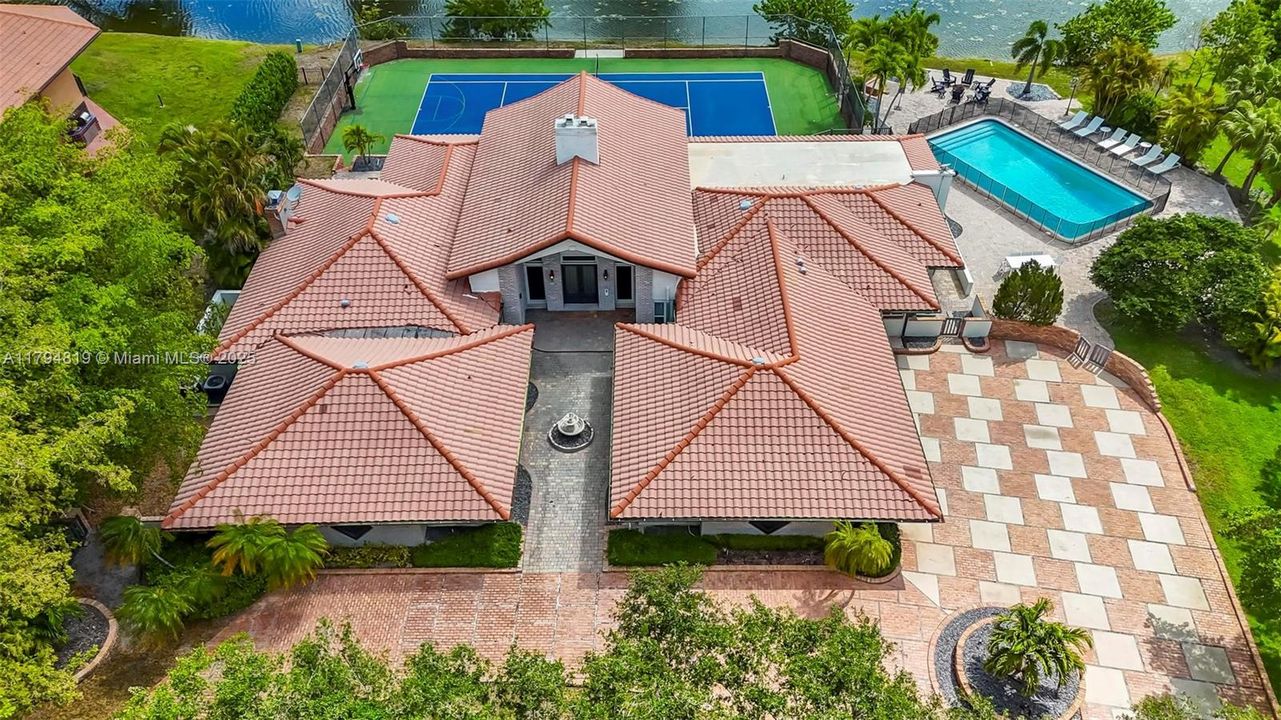 Recently Sold: $2,199,000 (6 beds, 5 baths, 6216 Square Feet)