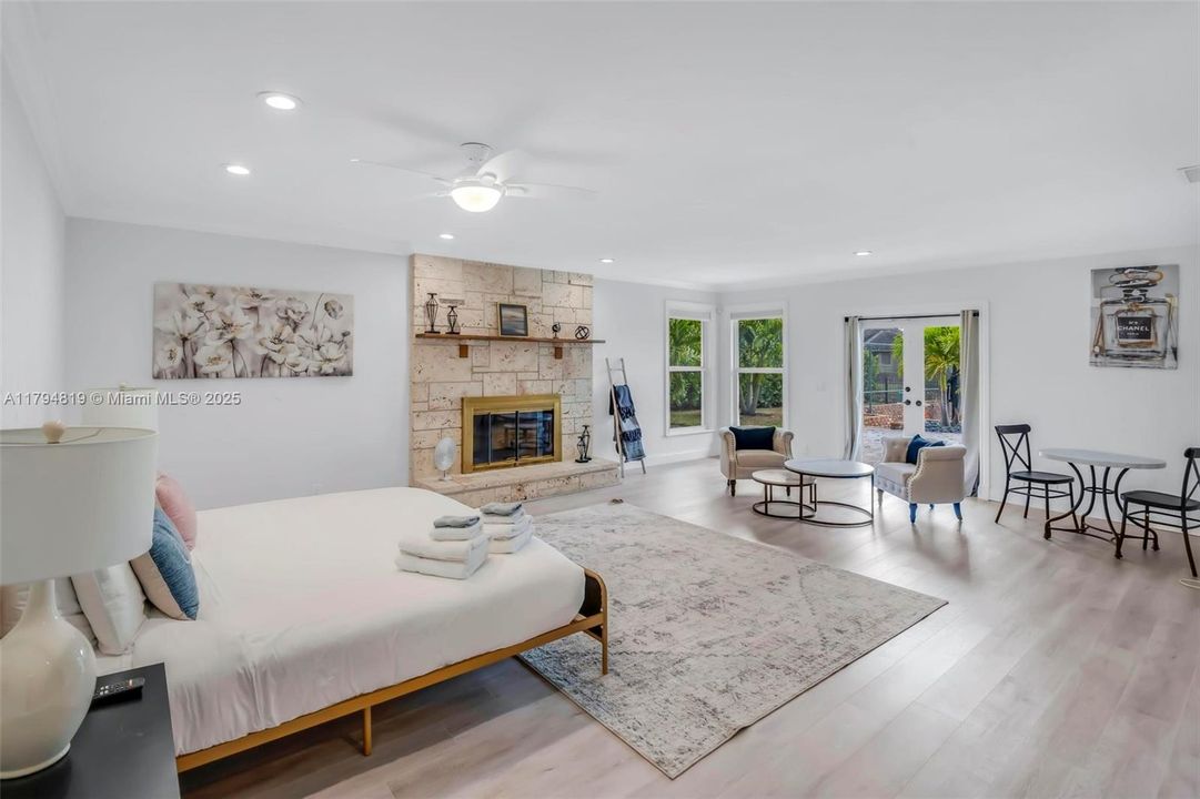 Recently Sold: $2,199,000 (6 beds, 5 baths, 6216 Square Feet)