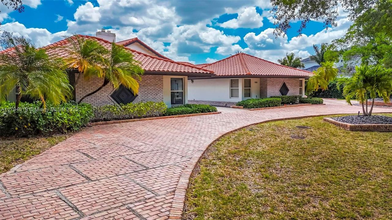 Recently Sold: $2,199,000 (6 beds, 5 baths, 6216 Square Feet)