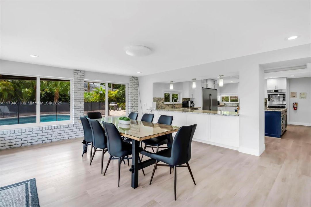 Recently Sold: $2,199,000 (6 beds, 5 baths, 6216 Square Feet)