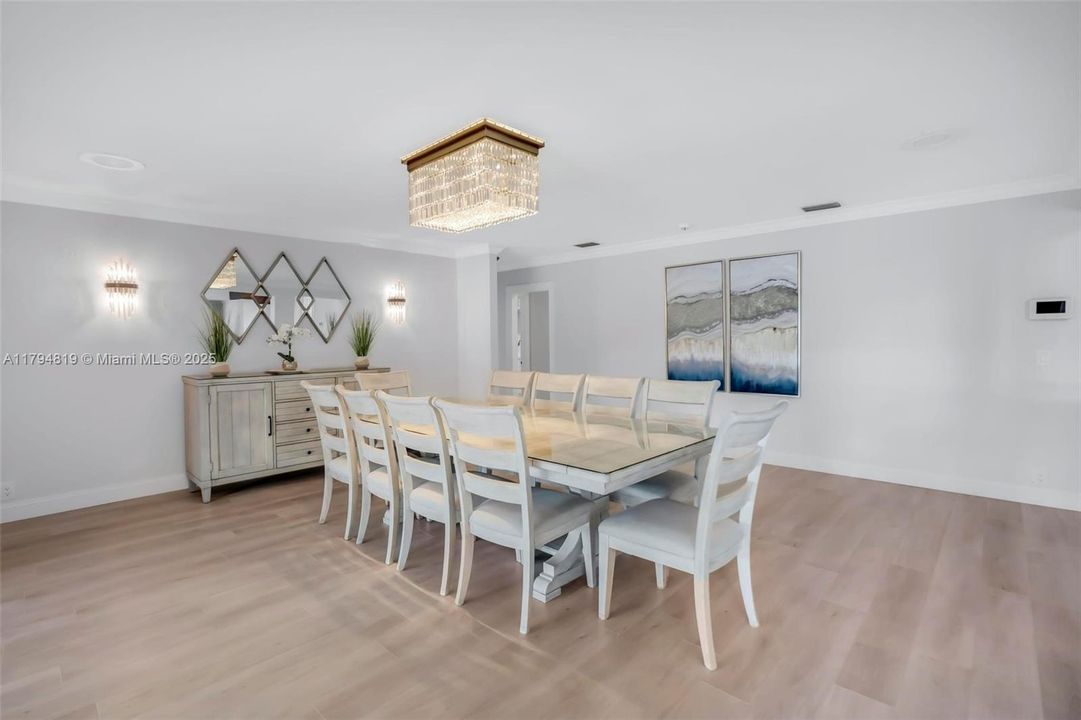 Recently Sold: $2,199,000 (6 beds, 5 baths, 6216 Square Feet)