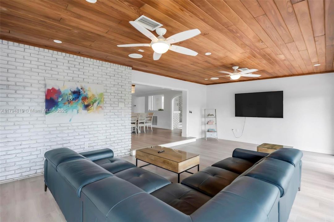 Recently Sold: $2,199,000 (6 beds, 5 baths, 6216 Square Feet)