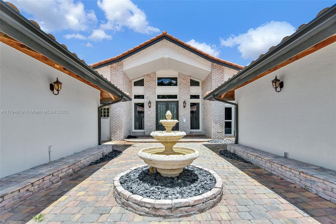 Recently Sold: $2,199,000 (6 beds, 5 baths, 6216 Square Feet)