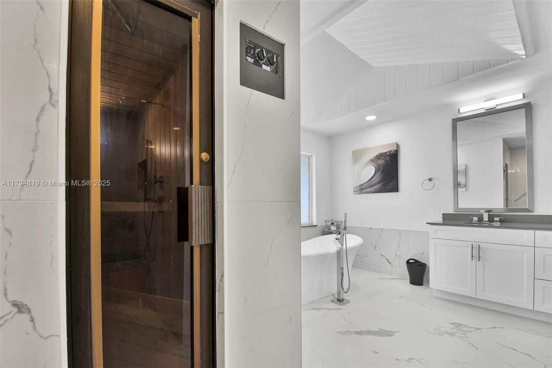 Recently Sold: $2,199,000 (6 beds, 5 baths, 6216 Square Feet)