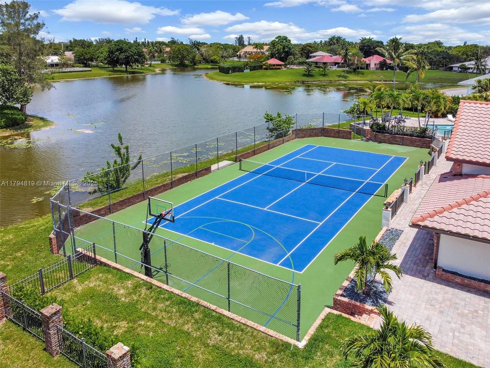 Recently Sold: $2,199,000 (6 beds, 5 baths, 6216 Square Feet)