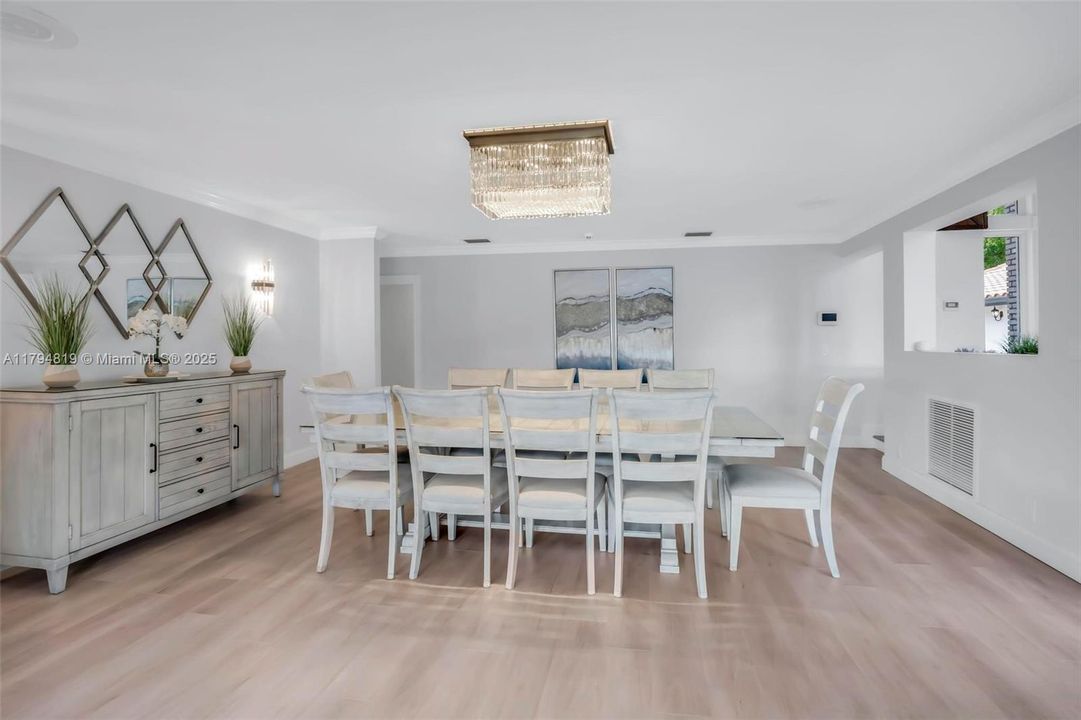 Recently Sold: $2,199,000 (6 beds, 5 baths, 6216 Square Feet)