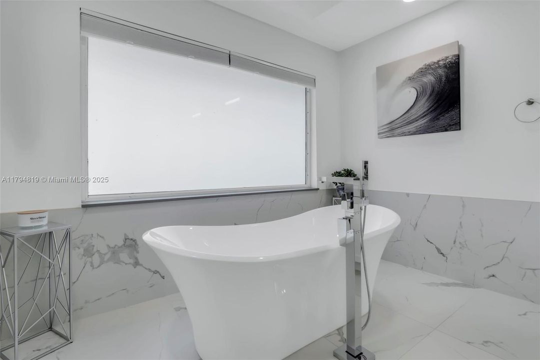 Recently Sold: $2,199,000 (6 beds, 5 baths, 6216 Square Feet)