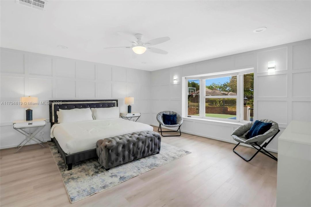 Recently Sold: $2,199,000 (6 beds, 5 baths, 6216 Square Feet)